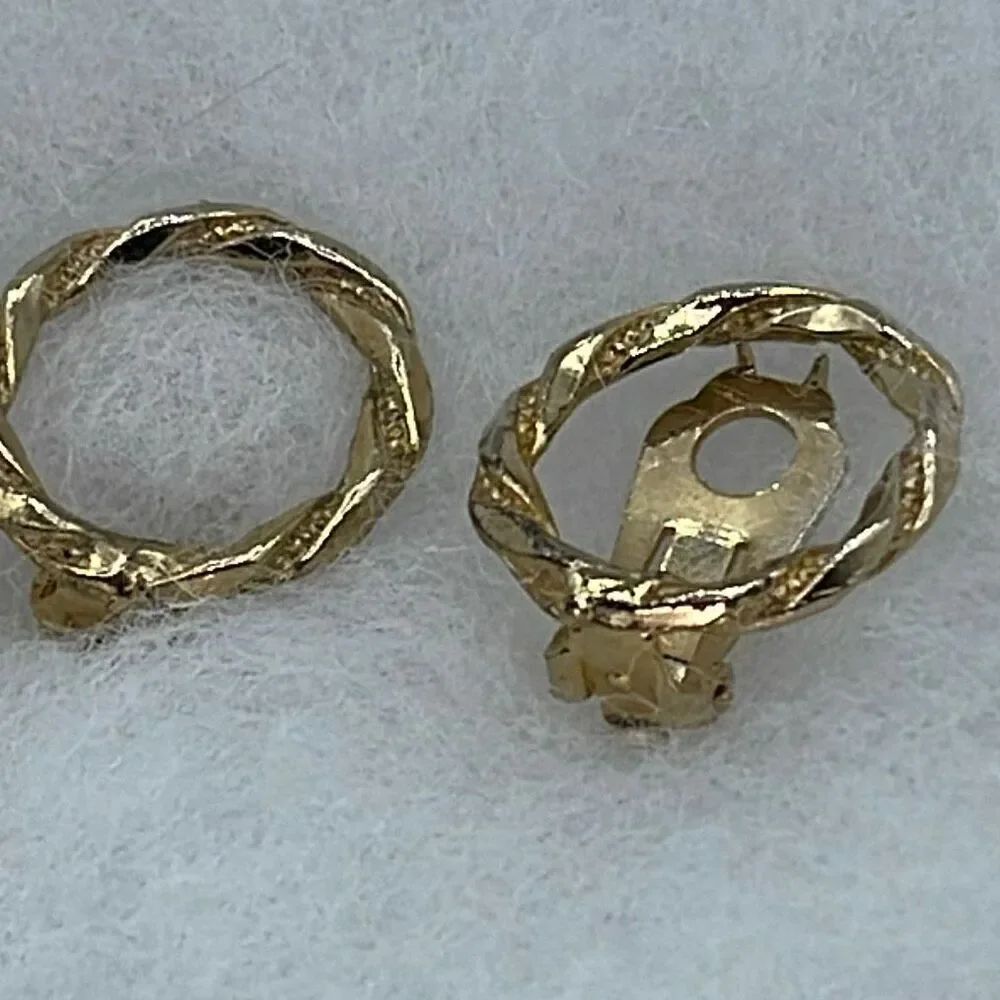 Vintage Lingerie clips, Wreath design Midcentury.